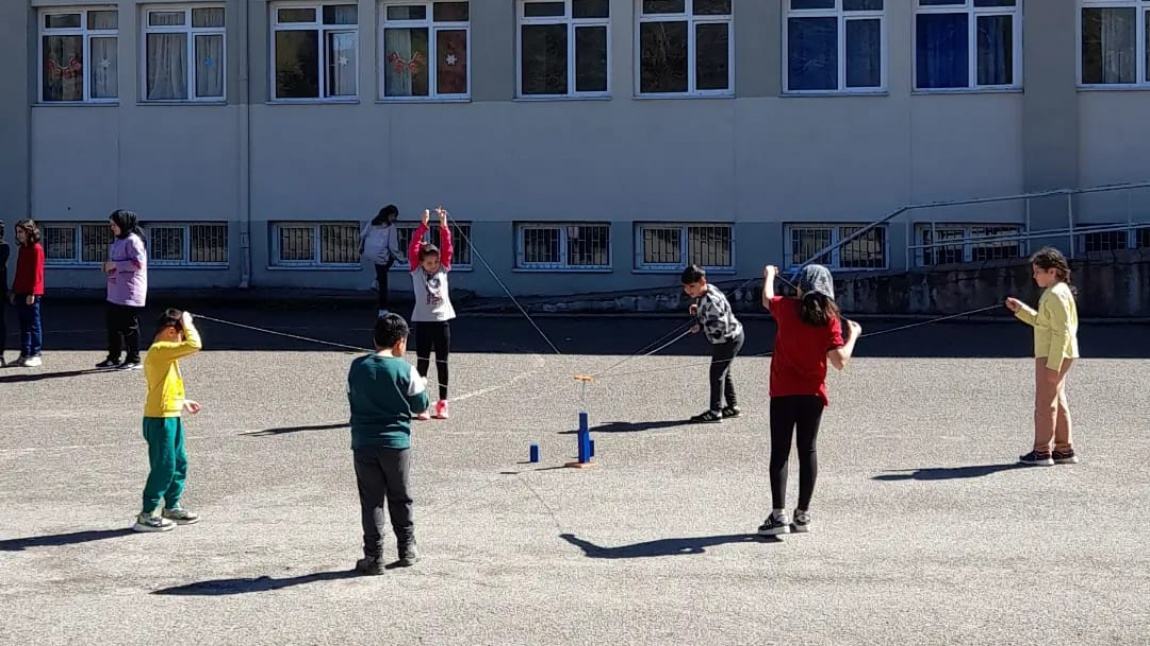 Depremzede Öğrencilerimizle zeka oyunları etkinliği yapıldı.